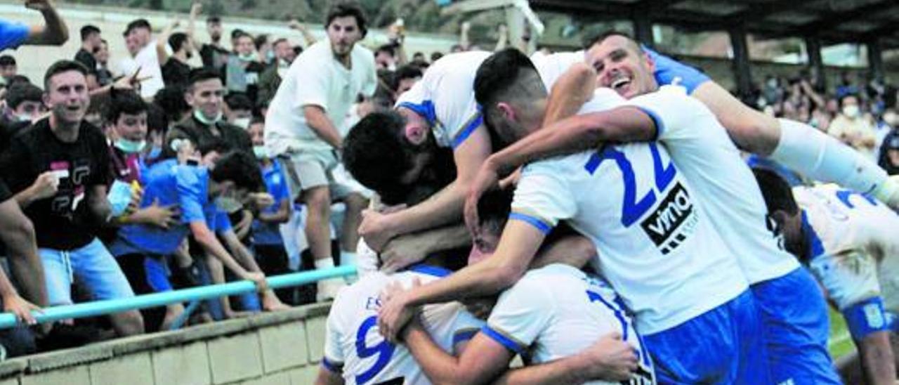 Los jugadores del Callosa celebran uno de los goles contra el Amoradí ante el júbilo de El Palmeral.  | PERTUSA