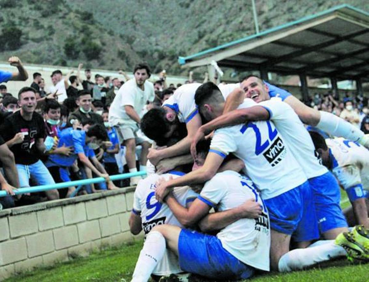 Los jugadores del Callosa celebran uno de los goles contra el Amoradí ante el júbilo de El Palmeral.  | PERTUSA