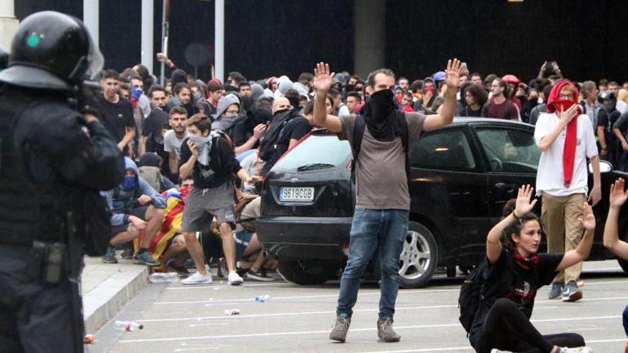 Batalla campal a l&#039;aeroport del Prat entre la policia i un grup de manifestants