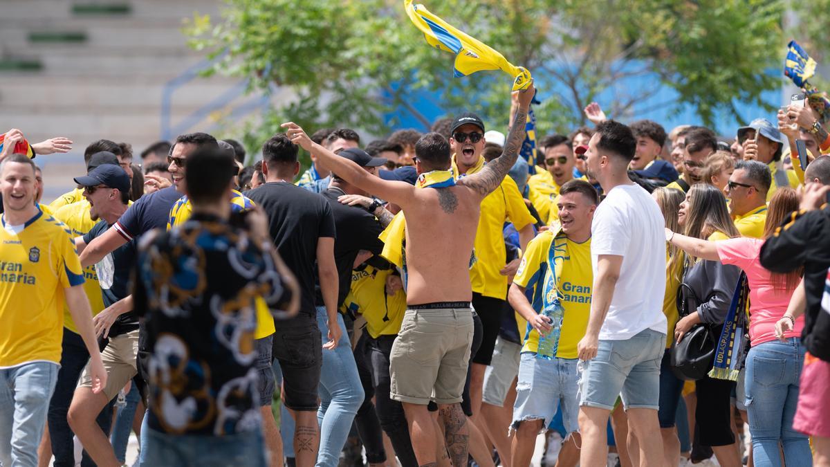 La afición de la UD Las Palmas antes del partido contra el Alcorcón.