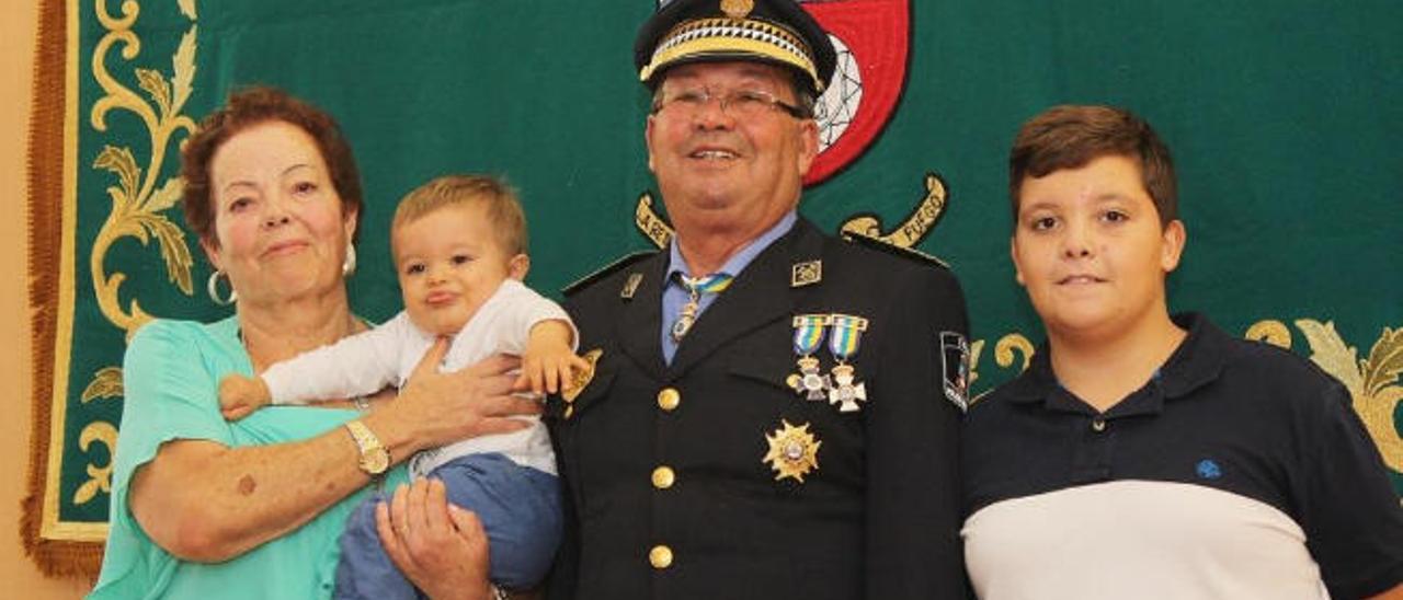 El policía José Antonio Fernández junto a su esposa, Ana Rodríguez y sus nietos Pablo y Mateo.