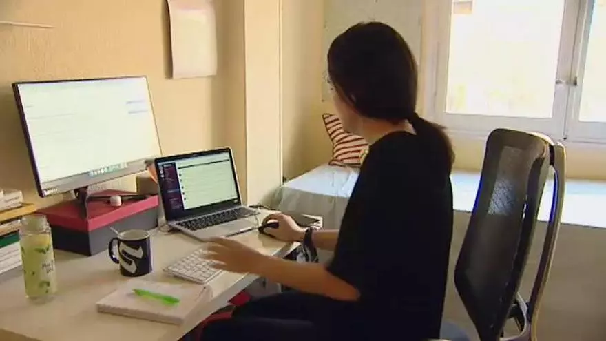 La empresa le negó el teletrabajo para cuidar de sus padres y la Justicia le concede 165.000 euros y derecho a paro