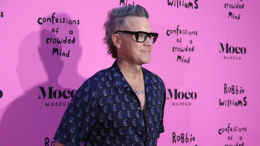 Robbie Williams inaugura su exposición en Moco Barcelona