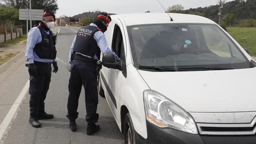 Dos mossos en un control de vehicles, dimecres, a Girona