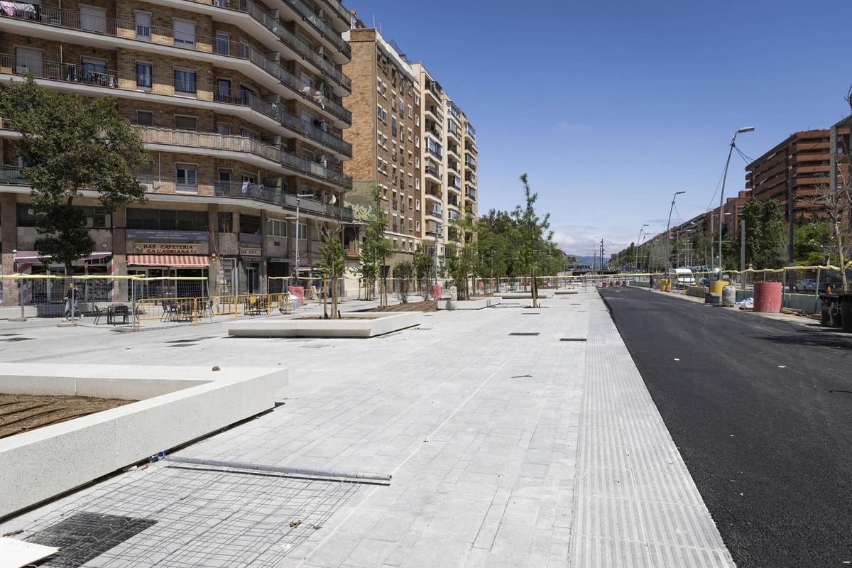 La acera de del lado montaña de Gran Via, entre Badajoz y Glòries