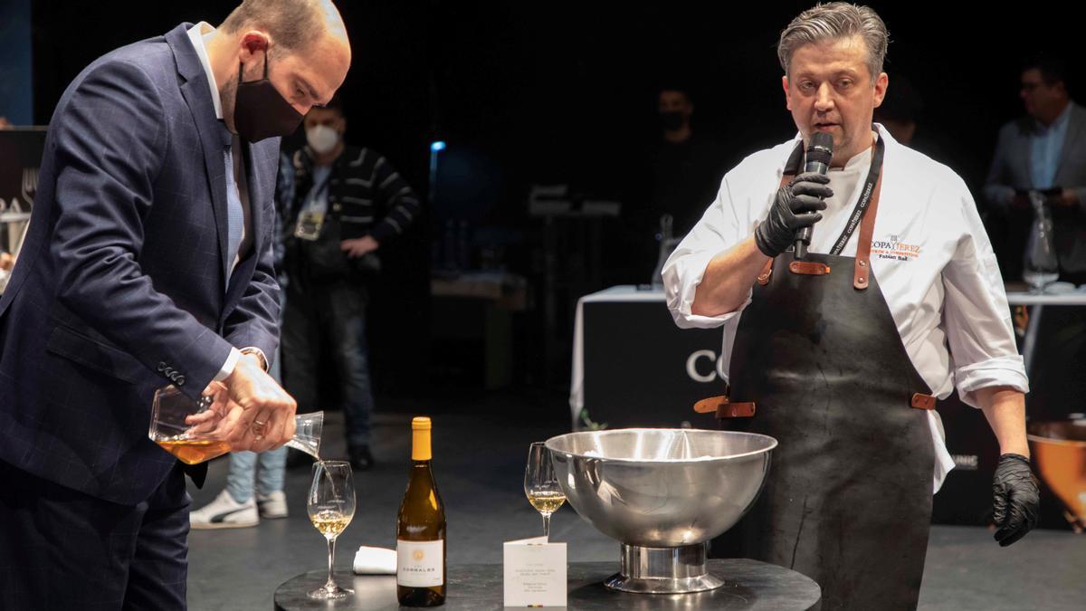 Los belgas Paul-Henri Cuvelier (sumiller) y Fabian Bail (chef), del restaurante Paul de Pierre, durante su participación en la Copa Jerez.