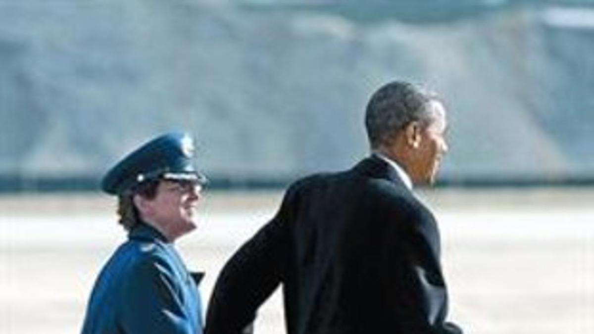 Obama junto a la coronel de la Fuerza Aérea Van Ovost, ayer.