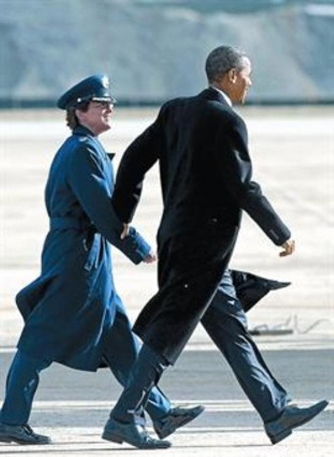 Obama junto a la coronel de la Fuerza Aérea Van Ovost, ayer.