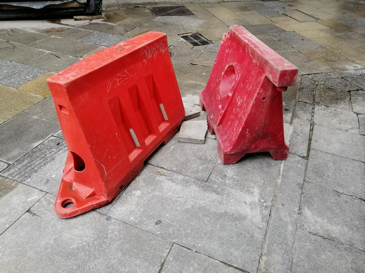 Obra de reparación de las baldosas agrietadas en la Plaza del Fresco.