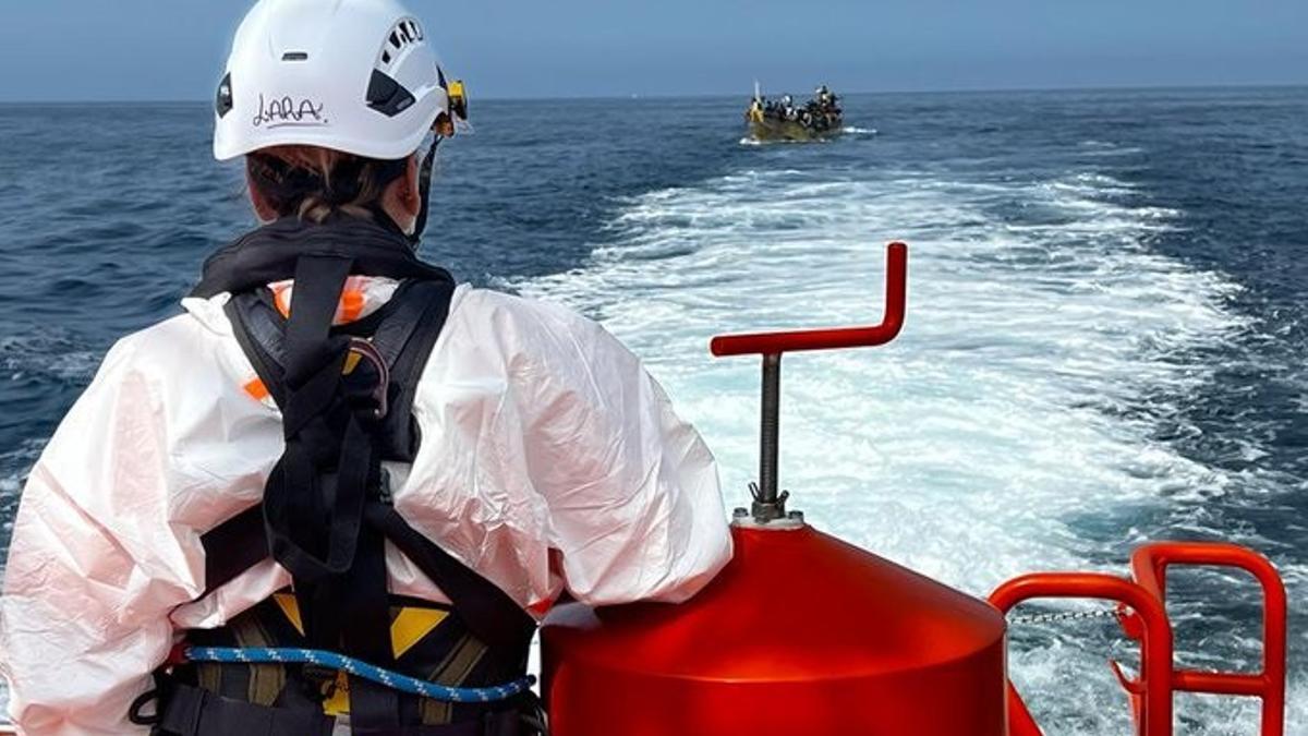 Salvamento Marítimo ha rescatado este domingo una patera en la que viajaban 138 personas subsaharianas (136 hombres y 2 mujeres) rumbo al archipiélago canario procedentes del continente africano.