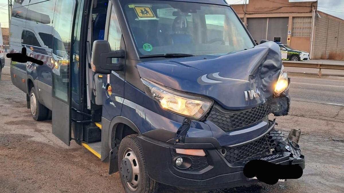 Estado en el que ha quedado el microbús tras el accidente.