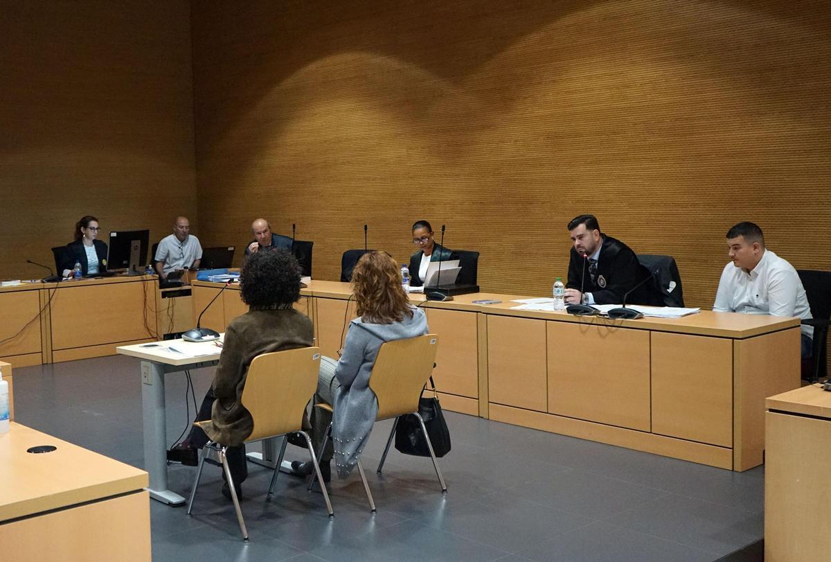 El acusado Abdelilah el F., a la derecha, escuchando a las médicas forenses este miércoles en juicio.