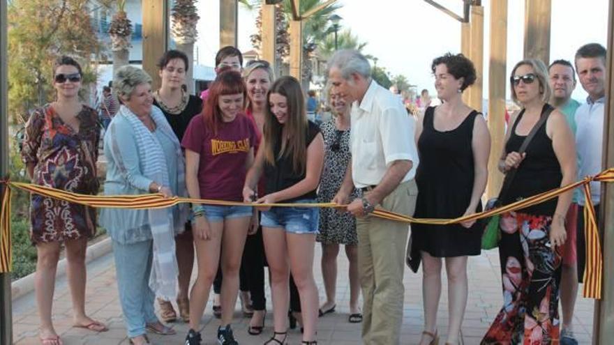 El comercio inunda  la playa de Almenara