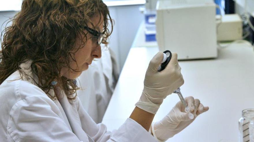 Una investigadora de la empresa Oryzon, en Cornellá (Barcelona).