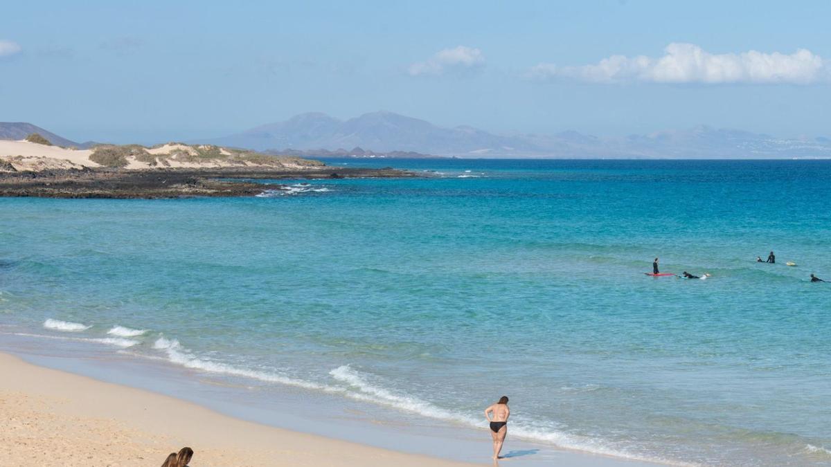 Turistas en las Grandes Playas de Corralejo, en Fuerteventura. 