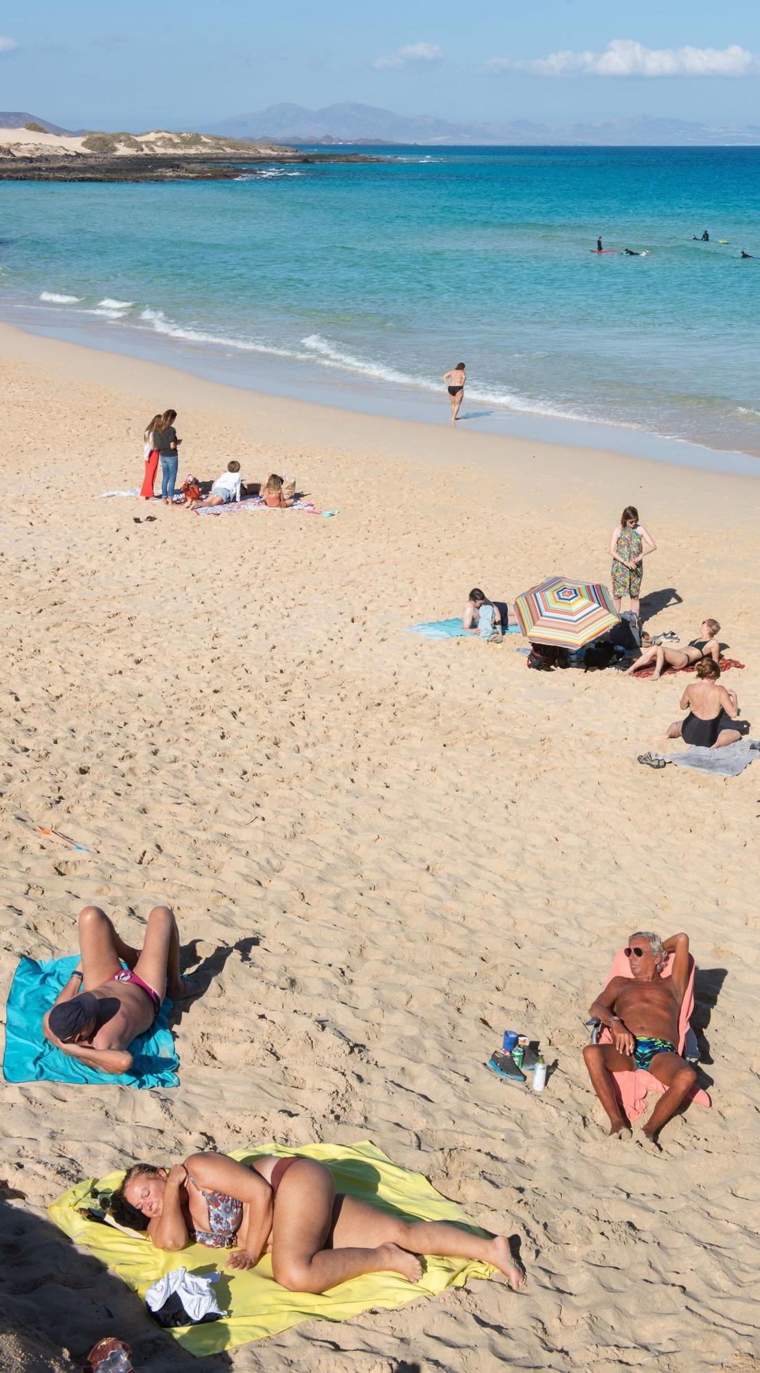 Turistas en las Grandes Playas de Corralejo, en Fuerteventura. 