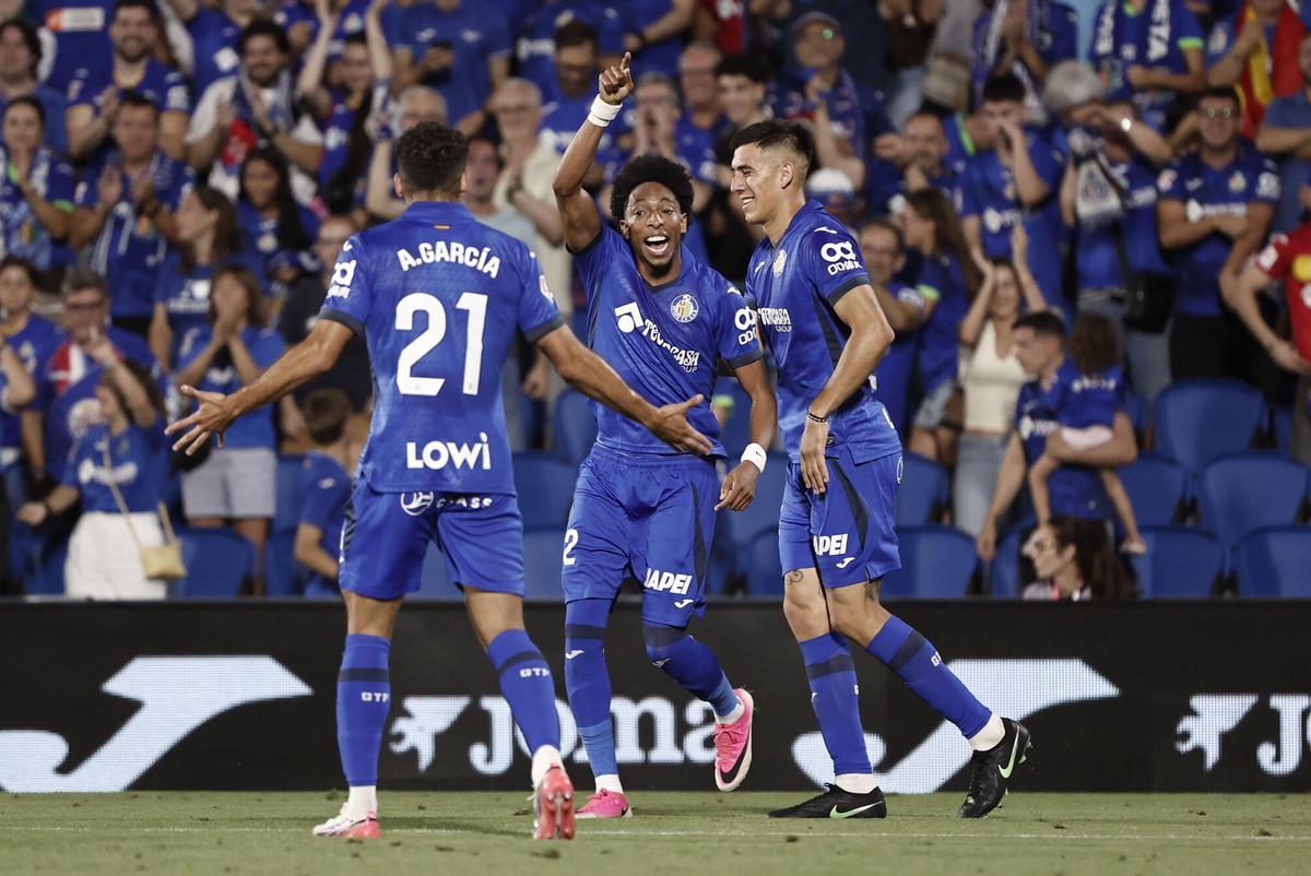Johan Mojica celebra con sus compañeros del Getafe su gol contra Partizan.