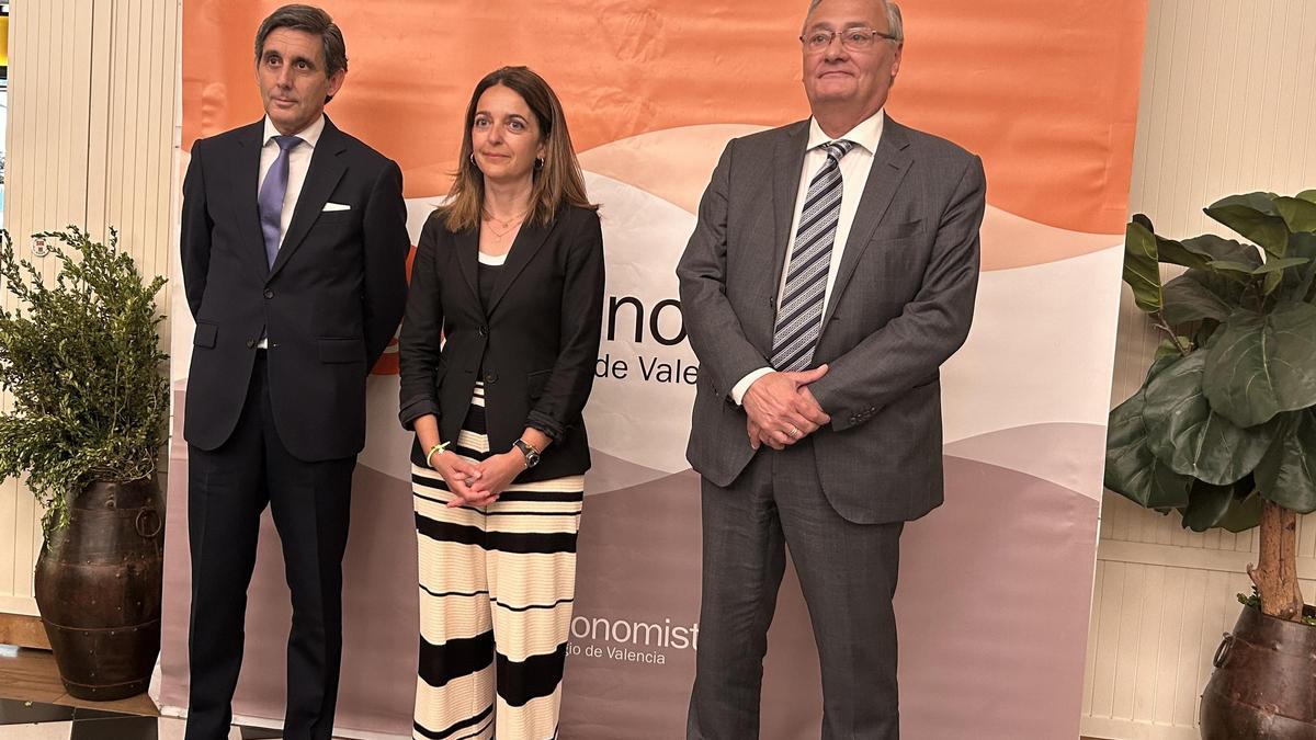 Álvarez Pallete, primero por la izquierda, en la sede del COEV.
