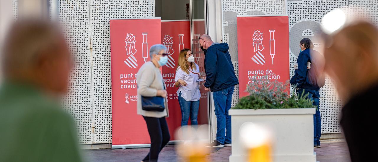 Punto de refuerzo de vacunación en Benidorm junto a una zona de terrazas.