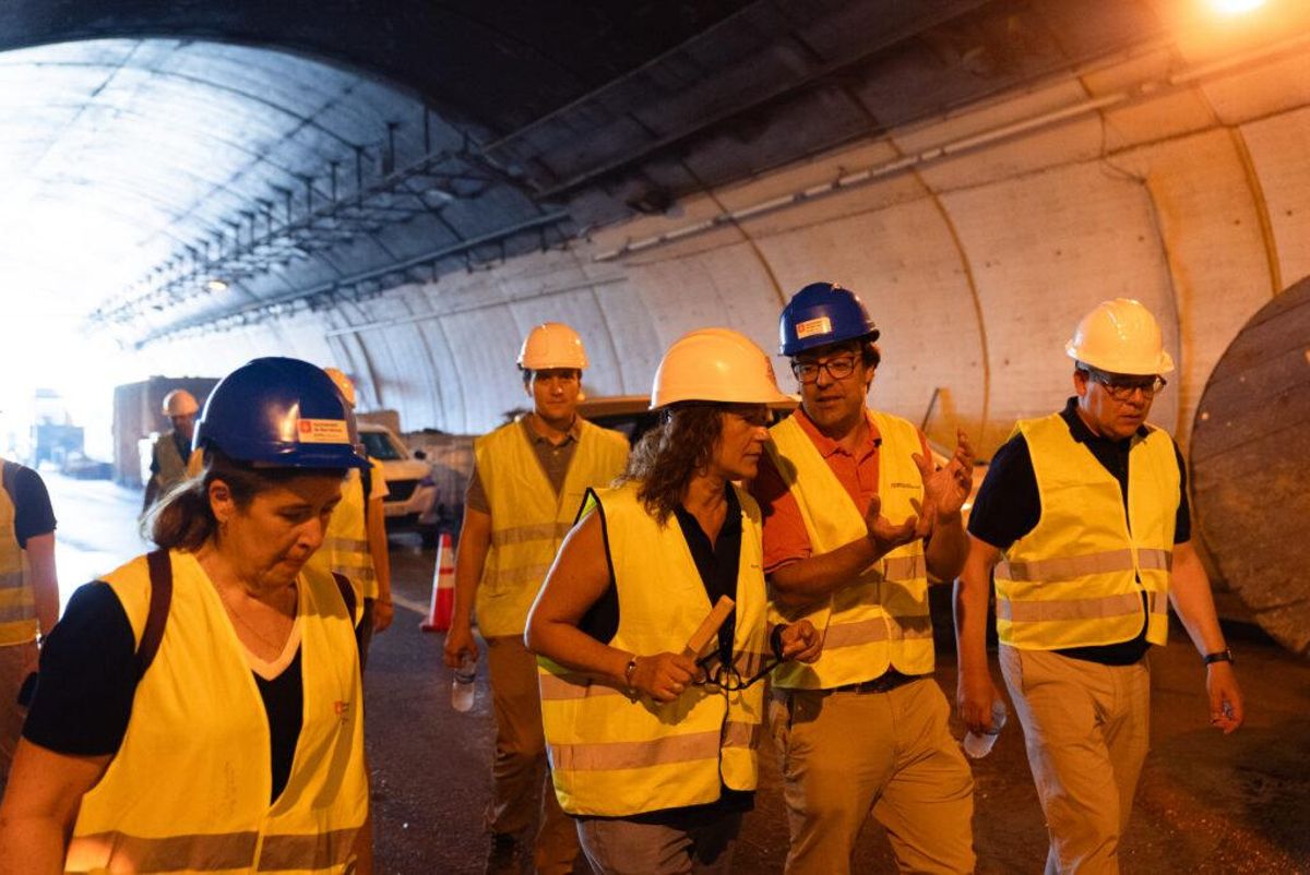Laia Bonet, junto a los responsables técnicos de las obras del túnel de la Rovira, este martes