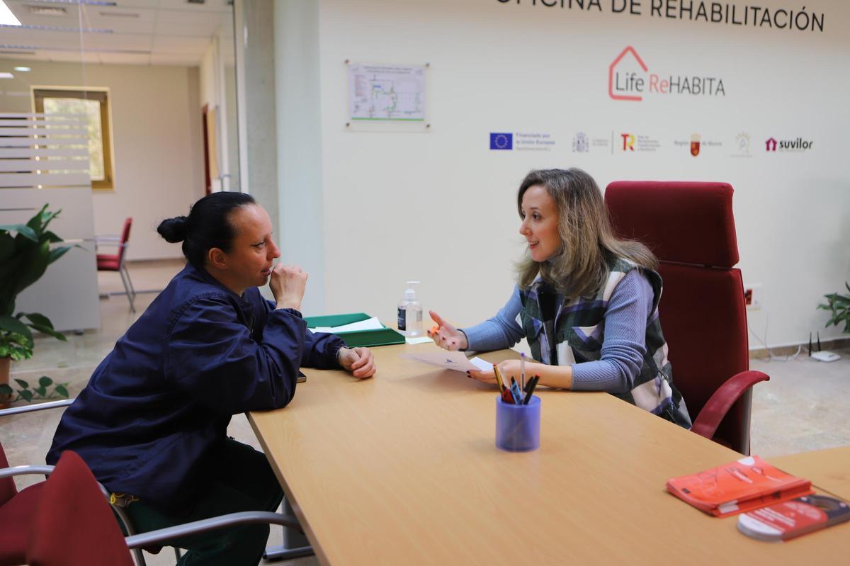 Una vecina afectada se informa en la oficina creada con motivo de las inundaciones.
