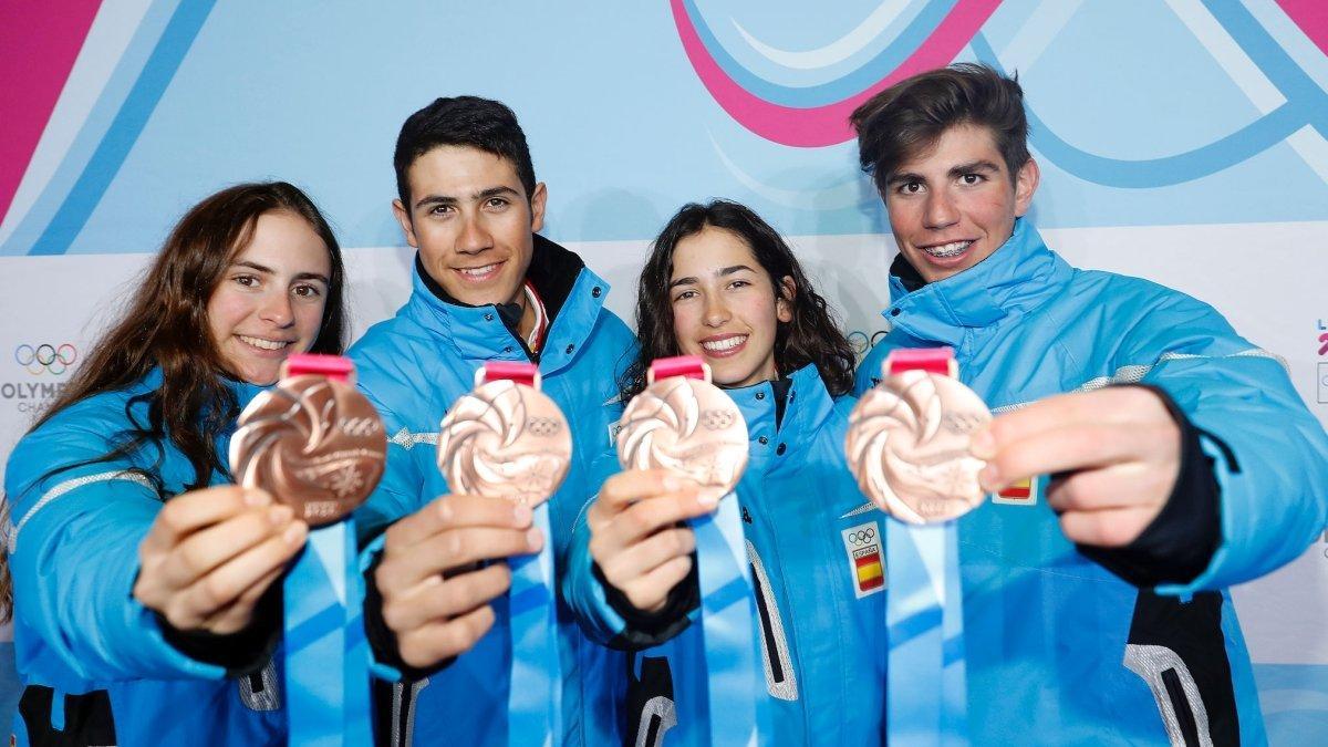 Maria Costa, Marc Radua, Ares Torra y Ot Ferrer posan con la medalla de bronce en los Juegos de la Juventud de Lausana.