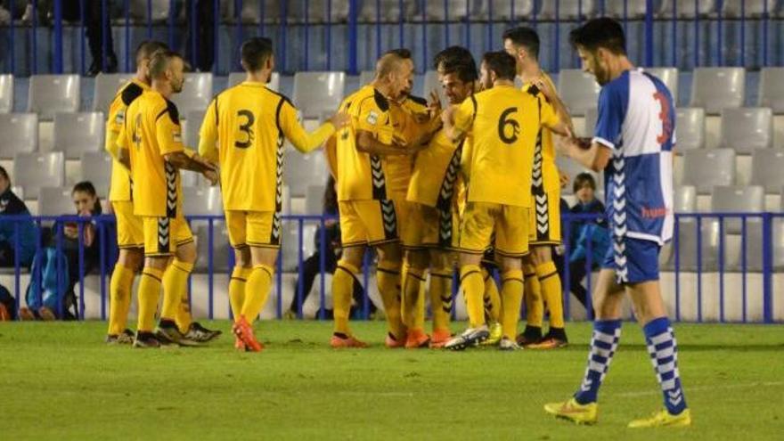 Els jugadors del Llagostera celebrant un dels tres gols que van marcar ahir a la Nova Creu Alta