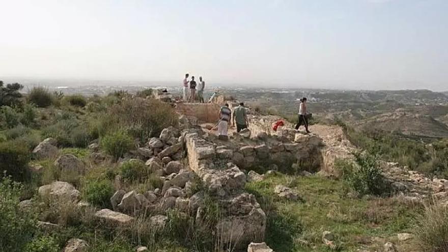 Un juzgado de Elche archiva la denuncia a dos acusados de expolio en El Castellar