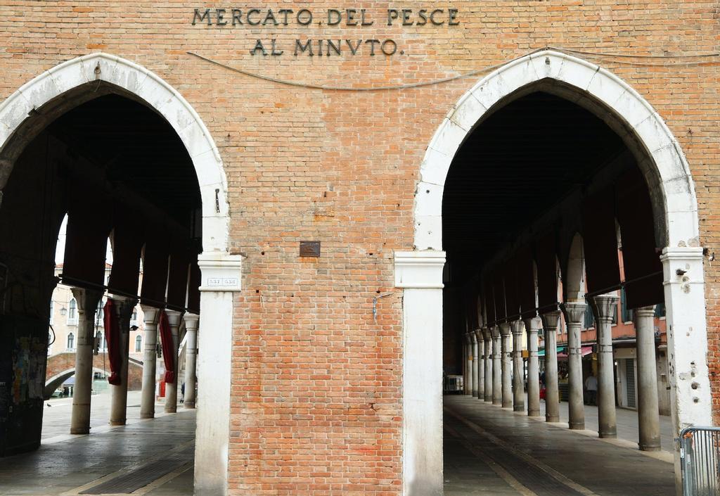 El Mercato del pesce al minuto es la lonja de pescado de Venecia y se encuentra cerca del Puente de Rialto