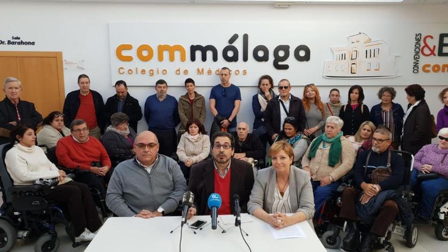 Alfredo de Pablos, José Luis Pastrana y María José Llamas durante la rueda de prensa acompañados por varias asociaciones de pacientes.