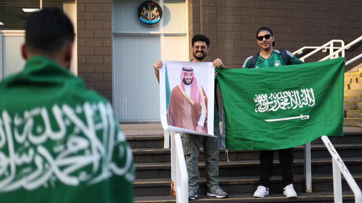 Aficionados saudís en un amistoso contra Costa Rica disputado en Newcastle