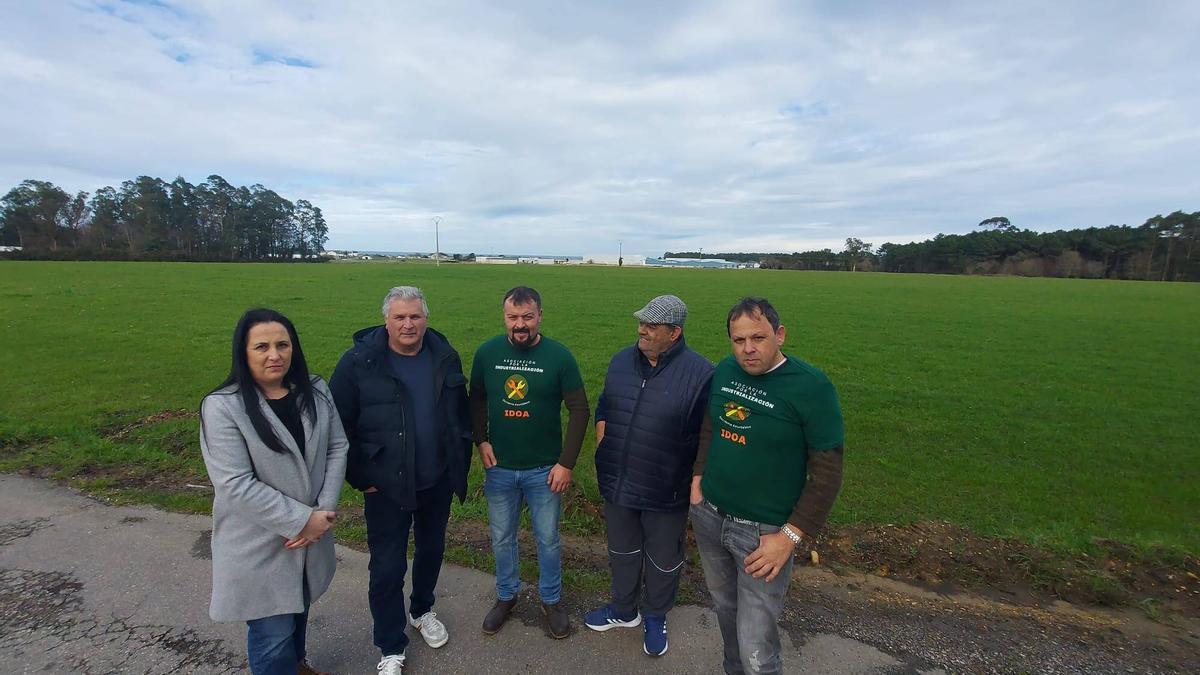 Lydia Pérez, Luis Miguel Santos, Juan Cabanas, Rosendo Pérez y José Ramón Rodríguez, en la zona donde se proyectan las instalaciones.