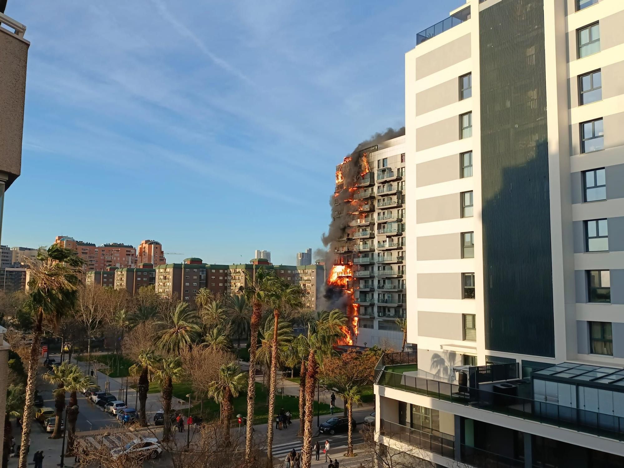 El fuego devora un edificio en la avenida Maestro Rodrigo de València