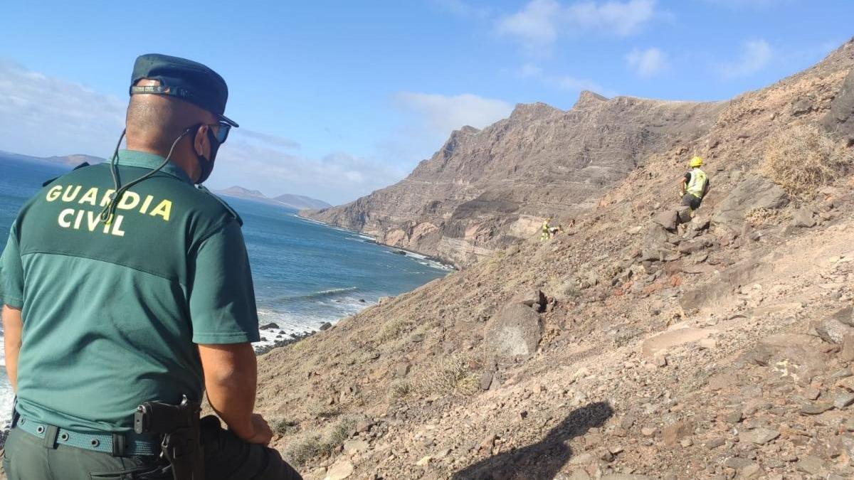 Rescatan a una familia al quedar atrapada en un precipicio en el Risco de Famara