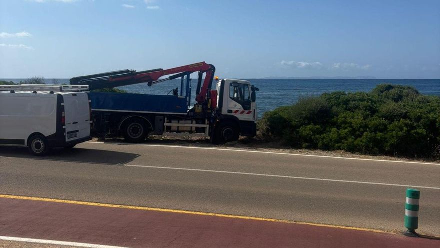 Retiran la patera varada en una playa de s&#039;Estanyol tras la quejas vecinales