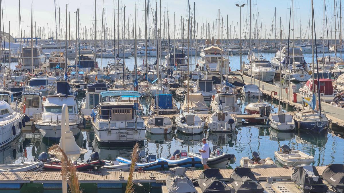 Vista del club náutico de Torrevieja, con embarcaciones de recreo amarradas.