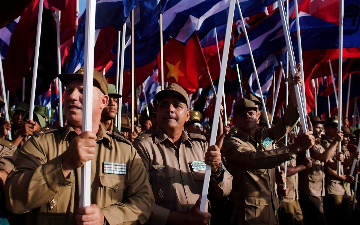 Soldados cubanos portan banderas durante un mitin del Primero de Mayo en La Habana, Cuba.