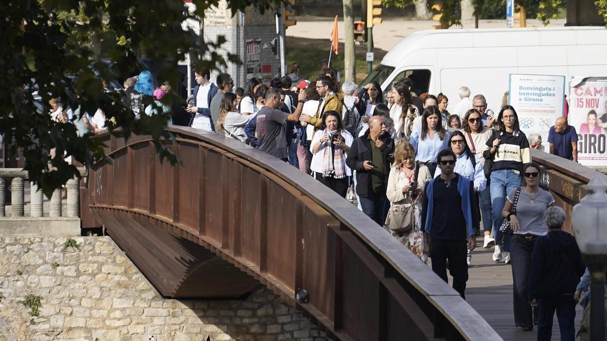 Un grup de turistes al pont de Sant Feliu, en una imatge d'arxiu