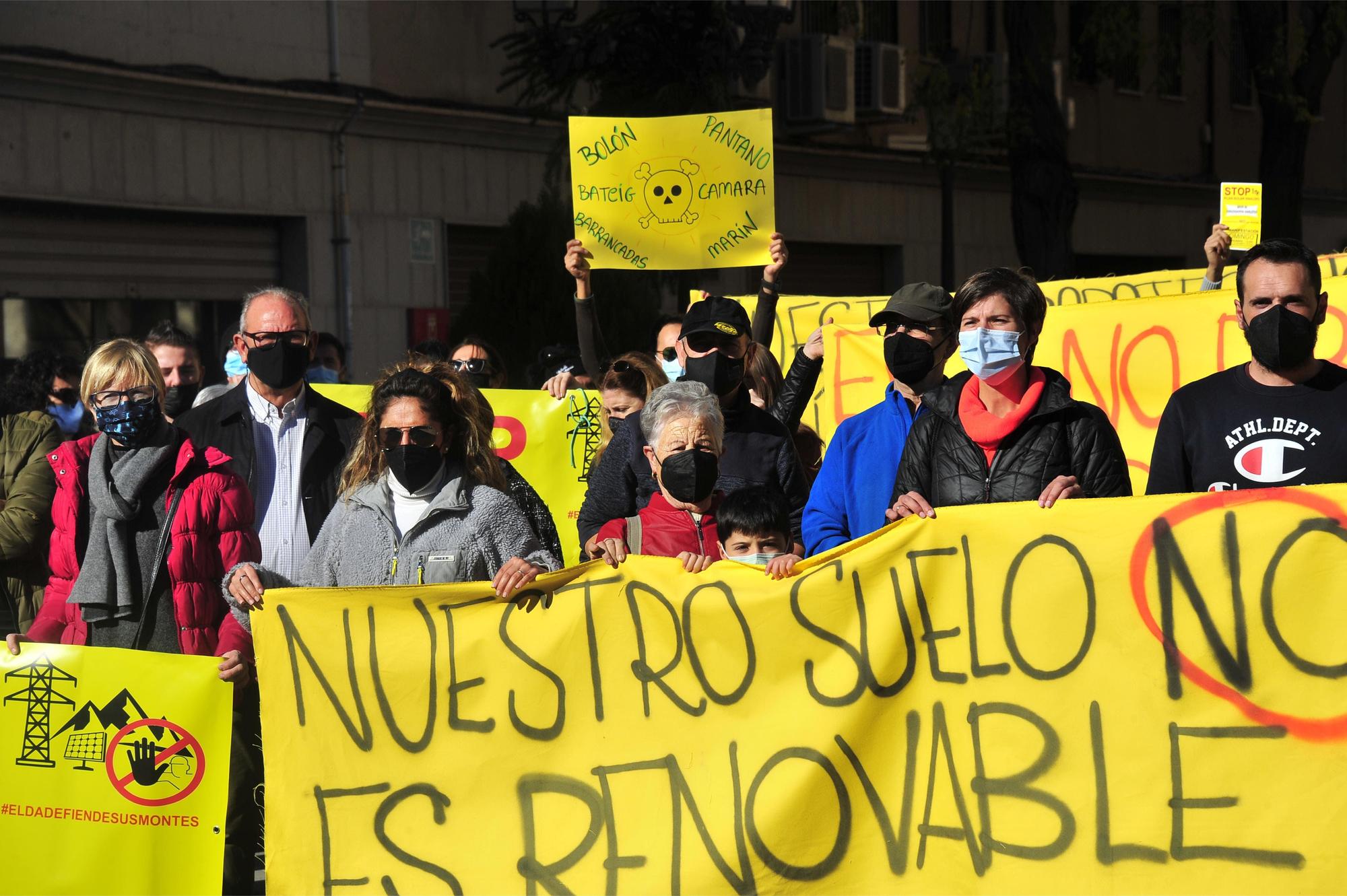 Concentración contra las macroplantas solares realizada este mediodía en Elda.