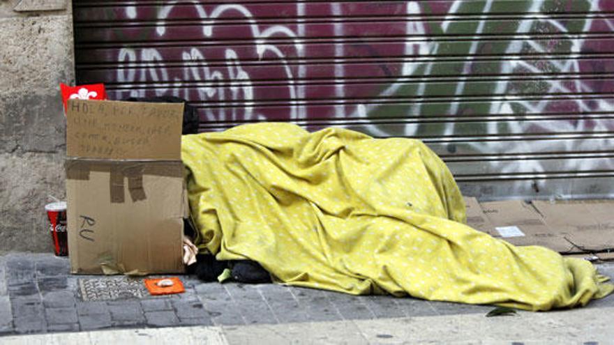 Una persona durmiendo en la calle.
