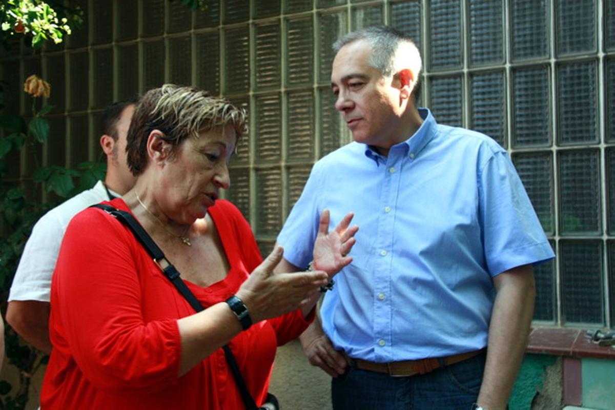 Navarro escolta Conxita Campoy, alcaldessa de Malgrat, aquest dissabte al municipi del Maresme. ACN Navarro escolta Conxita Campoy, alcaldessa de Malgrat, aquest dissabte al municipi del Maresme. ACN