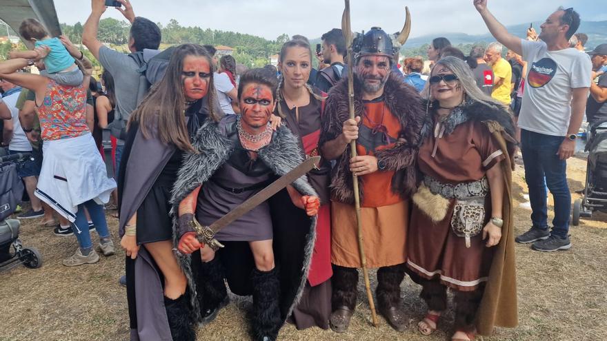 Los vikingos conquistan Catoira en un desembarco multitudinario