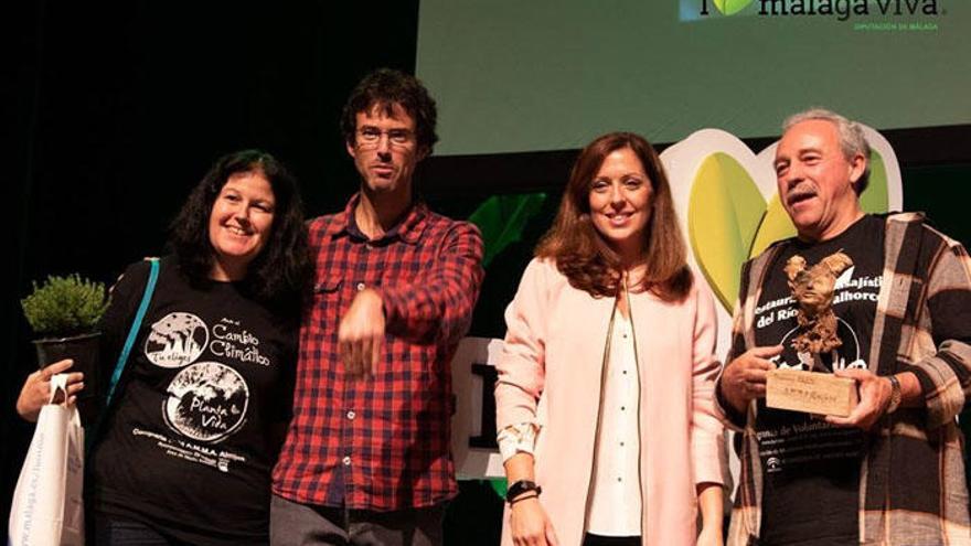 Entrega del premio Málaga Viva a Almijara el 23 de octubre. De izquierda a derecha, la vicepresidenta Manuela Abalde; Raúl Polo, veterano voluntario de Almijara; la diputada de Medio Ambiente, Marina Bravo, y el presidente de la asociación malagueña, Miguel Ángel Barba.