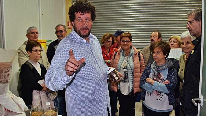 Manel Cáceres en una visita guiada a les instal·lacions de La Cervesera del Pedraforca