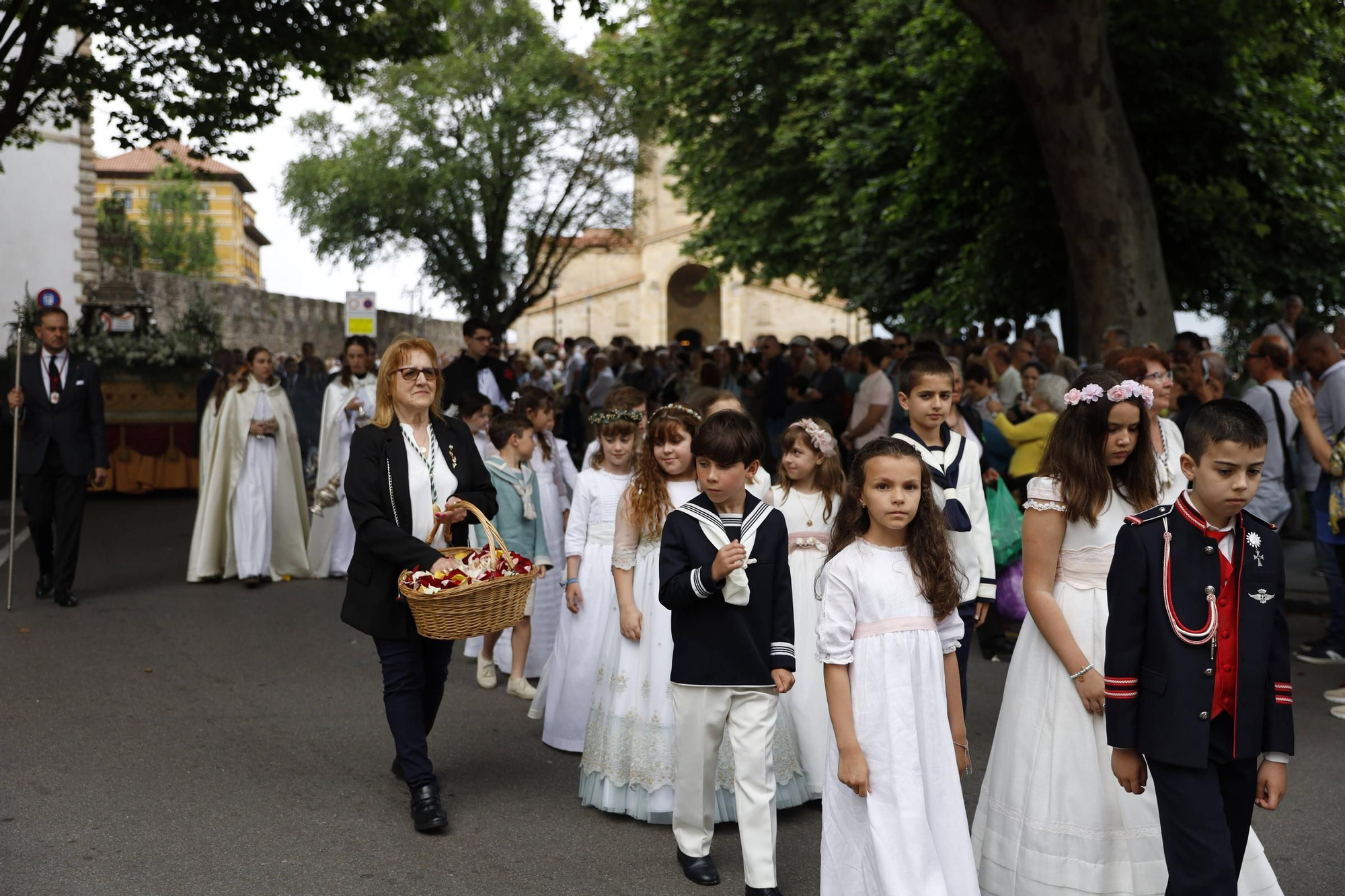 Pétalos, incienso, niños... así fue la procesión del Corpus Christi en Gijón (en imágenes)