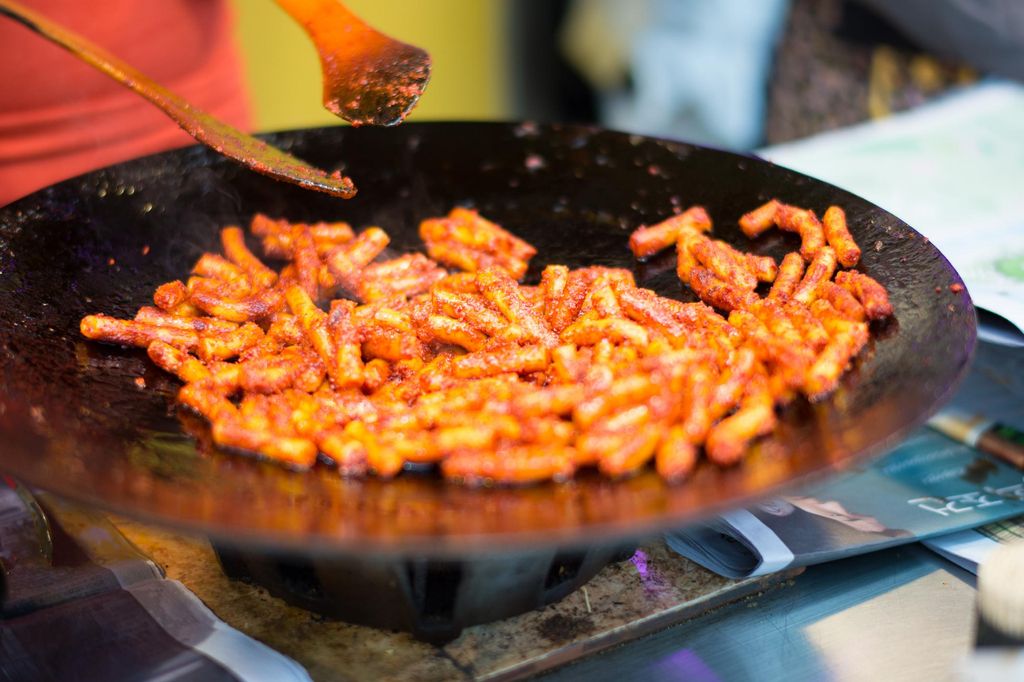 Tteokbokki, famosa comida callejera de Corea del Sur.