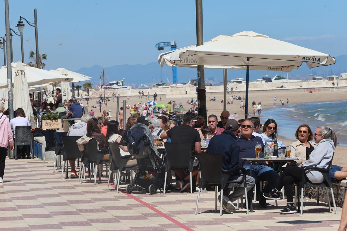 Las terrazas del paseo del Perelló hoy, llenas por el buen tiempo.
