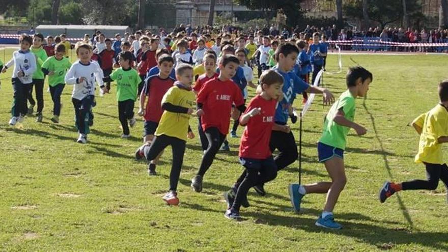 Una competición de atletismo escolar en la pista de Gandia