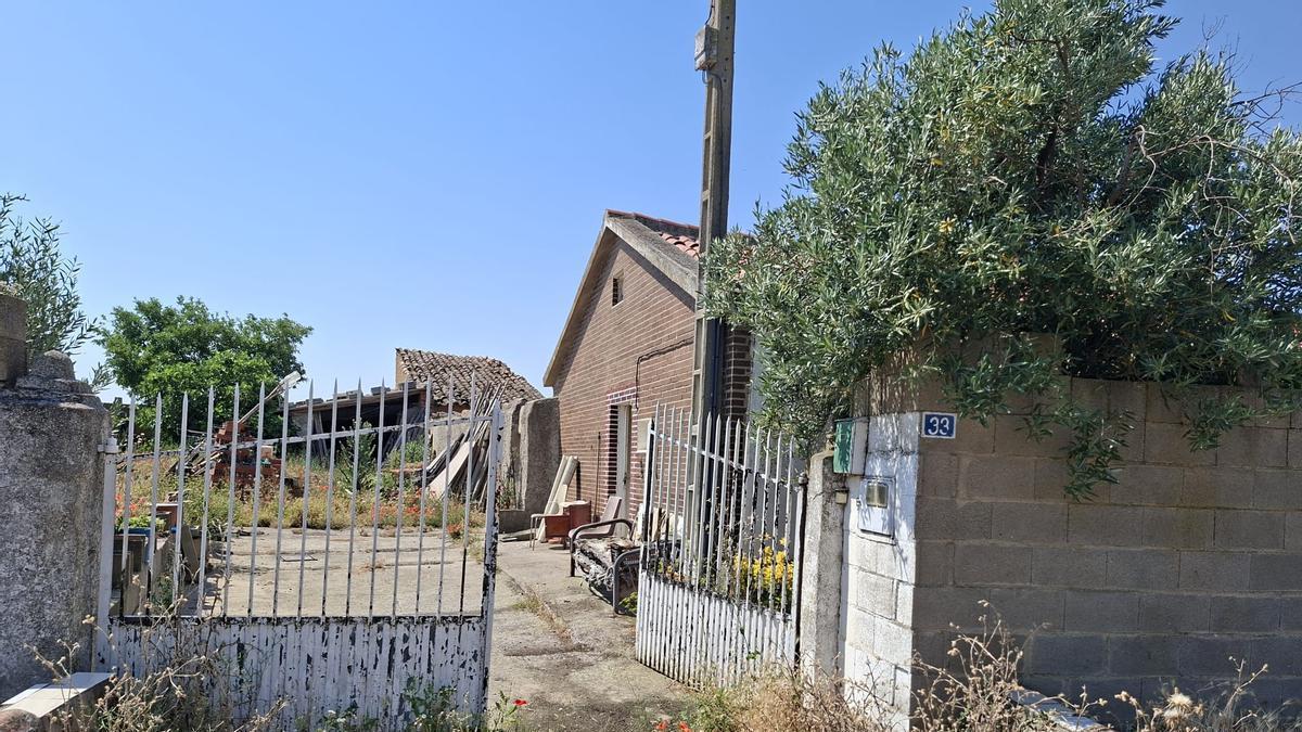 Vivienda en la que residía el varón que ha sido localizado por bomberos y Guardia Civil.