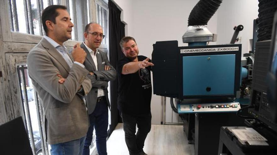 Sutil, Lorenzo y el proyeccionista José María Rodríguez, ayer en la Filmoteca de Galicia.   | // CARLOS PARDELLAS